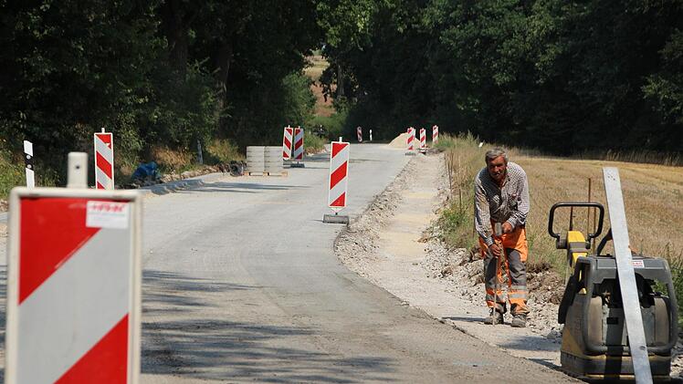 Während zwischen Medbach und Aisch auf der einen Straßenseite das Bankett ausgebaut wird, bekommt die andere Seite eine Abflussrinne (rechts). Foto: Andreas Dorsch