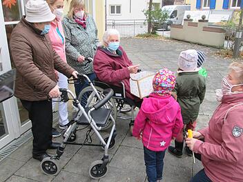 Zwei Seniorinnen nahmen die Laterne stellvertretend für alle Bewohner von den Kindern entgegen.  Foto: Winfried Ehling