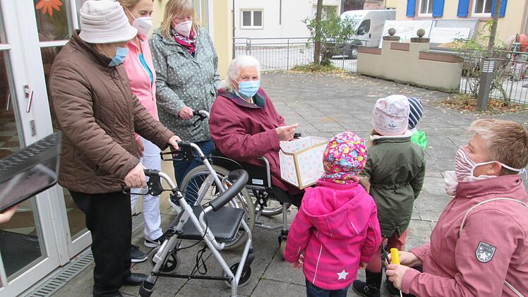 Zwei Seniorinnen nahmen die Laterne stellvertretend für alle Bewohner von den Kindern entgegen.  Foto: Winfried Ehling