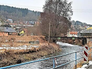 Auf der Bahntrasse soll der neue Geh- und Radweg vom Erlebnisbad zur Ortsmitte entstehen. Rechts ist die Eisenbahnbrücke zu sehen, die saniert wird.