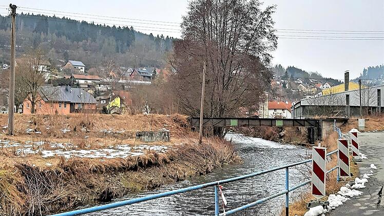 Auf der Bahntrasse soll der neue Geh- und Radweg vom Erlebnisbad zur Ortsmitte entstehen. Rechts ist die Eisenbahnbrücke zu sehen, die saniert wird.