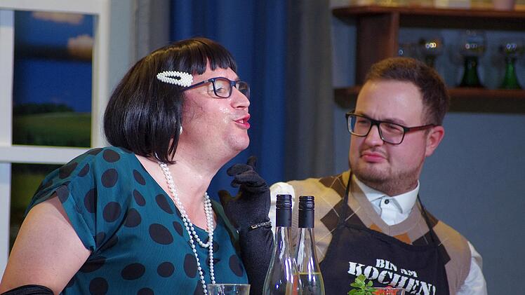 Die humorvolle Verwechslungskomödie "Charleys Tante" hat die Theatergruppe Katzenbach in die World-Wide-Web-Zeit übertragen. Sie hat  eine moderne Slapstick-Komödie insze