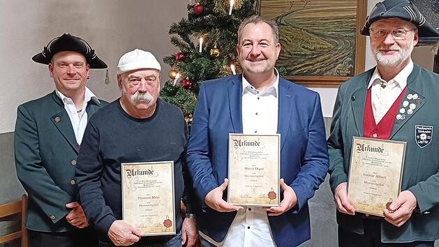 Die neuen Ehrenmitglieder Thomas Metz, Mario Digel, Lothar Albert (mit Urkunden, v. l.) freuen sich mit Vorsitzendem Stephan Metz (l.).