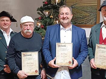 Die neuen Ehrenmitglieder Thomas Metz, Mario Digel, Lothar Albert (mit Urkunden, v. l.) freuen sich mit Vorsitzendem Stephan Metz (l.).
