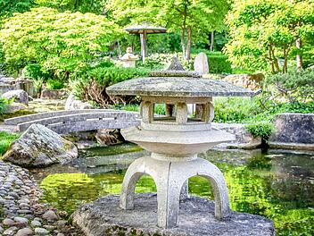 Das Landesgartenschaugel&auml;nde von 1990 in W&uuml;rzburg zeigt verschiedene florale Einfl&uuml;sse aus verschiedenen Regionen der Welt. Unter anderem der japanische Garten.