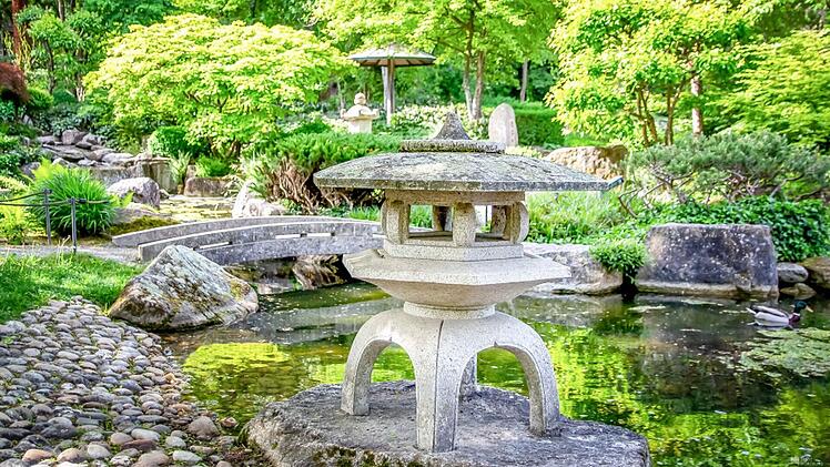 Das Landesgartenschaugel&auml;nde von 1990 in W&uuml;rzburg zeigt verschiedene florale Einfl&uuml;sse aus verschiedenen Regionen der Welt. Unter anderem der japanische Garten.