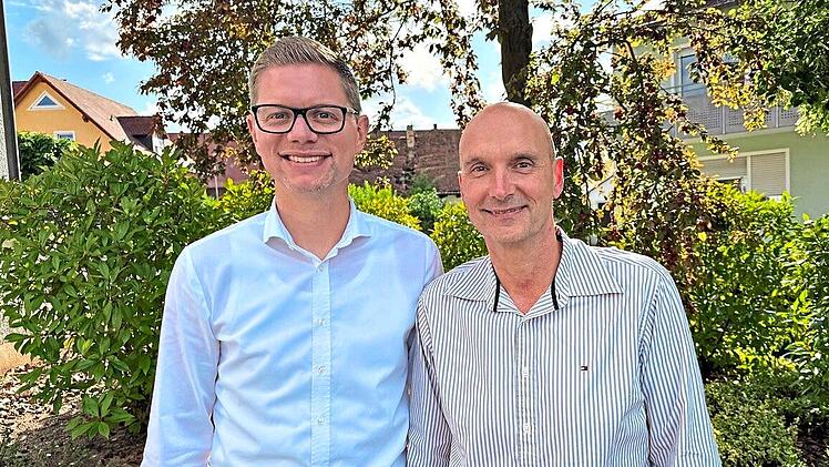 Der neue Vorsitzende des Abwasserzweckverbands, J&uuml;rgen J&auml;kel (Gro&szlig;enseebach, rechts) und sein Stellvertreter Timo Wendel (Weisendorf). Gerd Ankermann