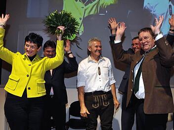 Ausgelassene Stimmung zum 75. Bestehen des Gehörlosenvereins Kulmbach: Landtagsabgeordnete Inge Aures (SPD), Landrat Klaus Peter Söllner (FW), Vorsitzender Erich Dietrich, stellvertretender Landesvorsitzender Gerhard Jandy und Oberbürgermeister Henry Schramm (CSU, von links). Foto: Stephan Herbert Fuchs