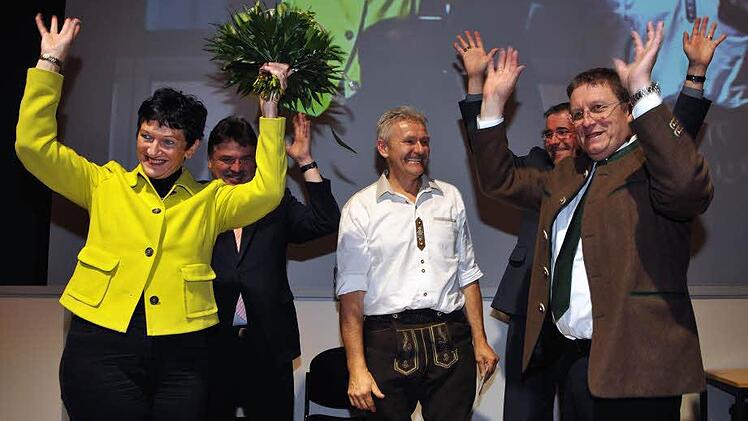Ausgelassene Stimmung zum 75. Bestehen des Gehörlosenvereins Kulmbach: Landtagsabgeordnete Inge Aures (SPD), Landrat Klaus Peter Söllner (FW), Vorsitzender Erich Dietrich, stellvertretender Landesvorsitzender Gerhard Jandy und Oberbürgermeister Henry Schramm (CSU, von links). Foto: Stephan Herbert Fuchs