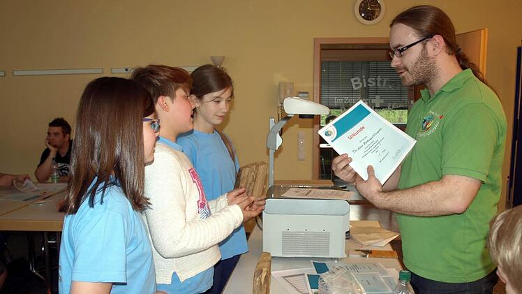 Die glaan Rettungs(b)engela vom JRK Steinwiesen holten sich den 1. Platz in der Stufe I. Von links Paula Smettane, Lea-Sophie Schnabrich und Marie Sesselmann, rechts Sebastian Görtler.