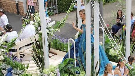Die Quellenkönigin beim Festzug  Foto: Carmen Schmitt