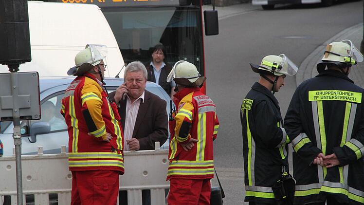 Erwin Burger, Sachgebietsleiter für den Katastrophenschutz im Landratsamt (Mitte), hält Kontakt mit Landrat Klaus Peter Söllner. Links Kreisbrandrat Stefan Härtlein, rechts Kreisbrandinspektor Horst Tempel. Foto: Jürgen Gärtner