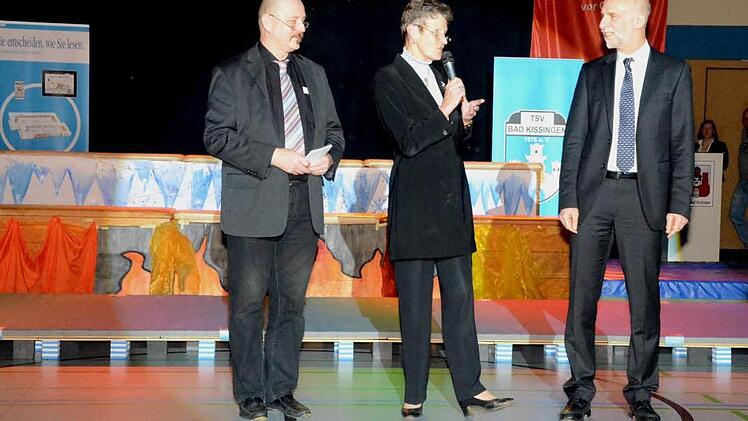Moderator Roland Pleier, TSV-Vorsitzende Hannelore Schön und Oberbürgermeister Kay Blankenburg eröffneten die "Nacht des Sports".  Foto: Peter Rauch
