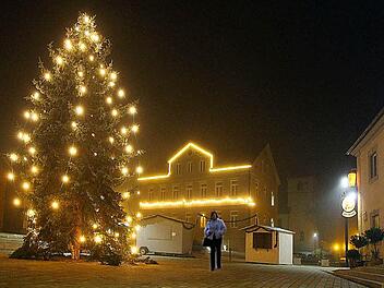 Der Marktplatz in Maßbach mit seinem Weihnachtsbaum vermittelt vorweihnachtliche Atmosphäre. In der Mitte des Bildes das hell erleuchtete Rathaus, in dem die Arbeit natürlich weitergeht. Auf dem Marktplatz findet am 20. Dezember der Adventszauber statt, den die Jugendfeuerwehr organisiert.  Foto: Dieter Britz