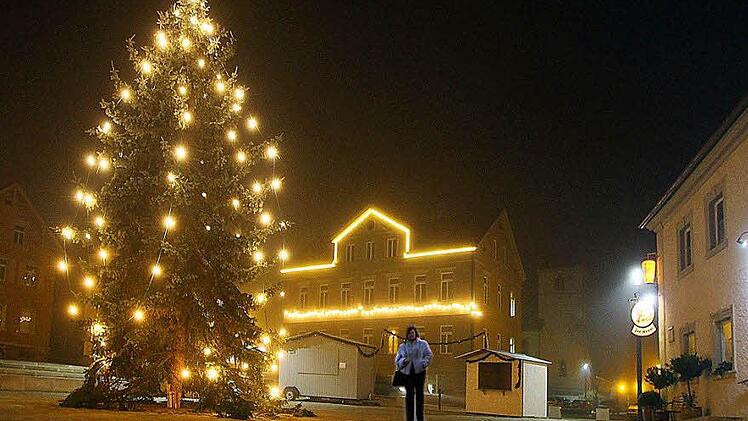 Der Marktplatz in Maßbach mit seinem Weihnachtsbaum vermittelt vorweihnachtliche Atmosphäre. In der Mitte des Bildes das hell erleuchtete Rathaus, in dem die Arbeit natürlich weitergeht. Auf dem Marktplatz findet am 20. Dezember der Adventszauber statt, den die Jugendfeuerwehr organisiert.  Foto: Dieter Britz