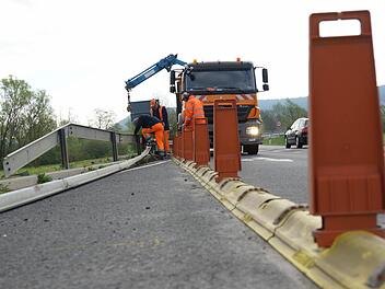 Mitarbeiter der Straßenmeisterei demontieren die Leitplanke. Foto: Guzy
