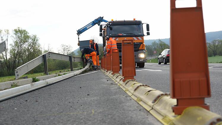 Mitarbeiter der Straßenmeisterei demontieren die Leitplanke. Foto: Guzy
