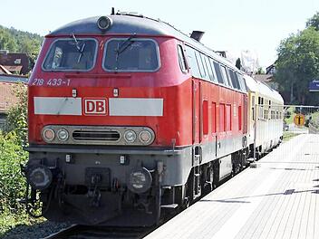 Seit Dienstag fahren wieder Züge nach Ebern. Auch wenn es nur Mess-Züge sind. Am 5. September geht es wieder richtig los. Aber diese Mess-Einheit erregte Aufsehen, nicht nur bei Eisenbahnfans. Foto: Ralf Kestel