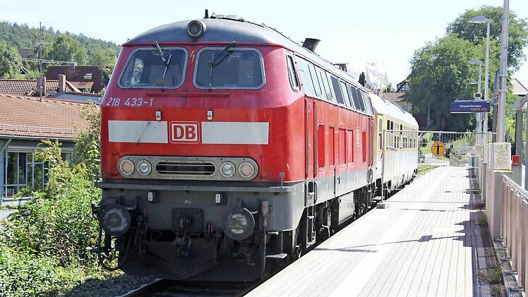 Seit Dienstag fahren wieder Züge nach Ebern. Auch wenn es nur Mess-Züge sind. Am 5. September geht es wieder richtig los. Aber diese Mess-Einheit erregte Aufsehen, nicht nur bei Eisenbahnfans. Foto: Ralf Kestel