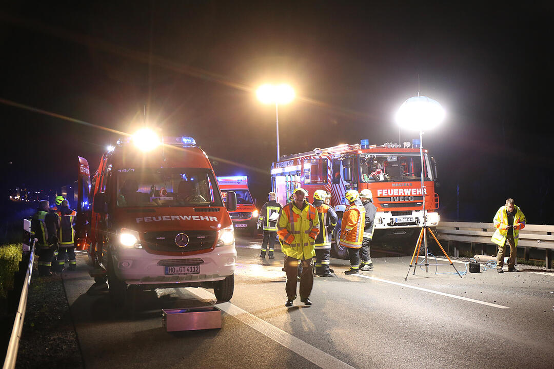 Autofahrerin kracht mehrfach in Leitplanke - Drei Insassen des Wagens verletzt – Feuerwehr muss eingeschlossene Fahrerin befreien