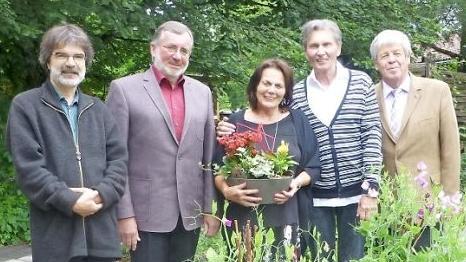 Das Geburtstagskind Karin Wittmer (Mitte) mit (von links) Pfarrer Michael Krug, Drittem Bürgermeister Peter Aßmann, Adi Wittmer und Erwin Tischer  Foto: Werner Reißaus