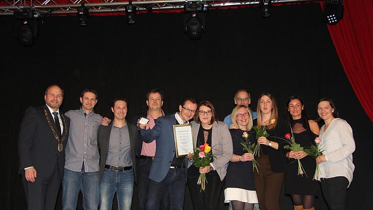 Auch die Tennis-Abteilung des SC Sylvia Ebersdorf erhielt die goldene Medaille, die von den beiden Meistermannschaften entgegengenommen wurde. Foto: Alexandra Kemnitzer