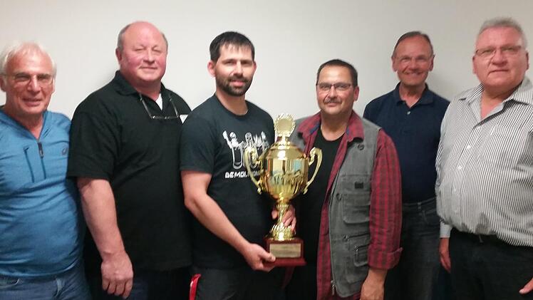 Gausportleiter  G&uuml;nter Fr&ouml;hlich (rechts) gratulierte  der siegreichen Mannschaft aus Bad Kissingen (von links): Arno Wachenbr&ouml;nner, Artur Haupt, Andre G&uuml;nther, Burkard Voll und Karl M&uuml;ller. Weitere Mitglieder der Kissinger Mannschaft, die   nicht auf dem Foto zu sehen sind:   J&ouml;rg Halbritter,Thorsten D&uuml;ck,  Josef San Nicolas,   Marco Beck,  Joachim Falkenberg und  Gerhard M&uuml;ller.Renate Voll