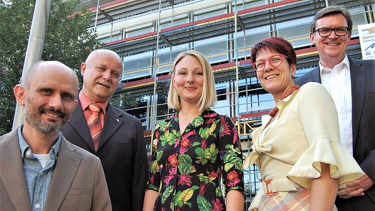 Sechs Preisträger aus dem Landkreis wurden für besondere Auszeichnungen beglückwünscht: (von links) Michael Albert (Albert Haus, Burkardroth), Walter Emmert (Bäckerei Emmert, Hammelburg), Franziska Bischof (Edelbrennerei Bischof, Wartmannsroth), Nicole Brandler (Trend-Atelier Brandler, Hammelburg) und Stephan Greb (Heiligenfeld-Kliniken, Bad Kissingen)