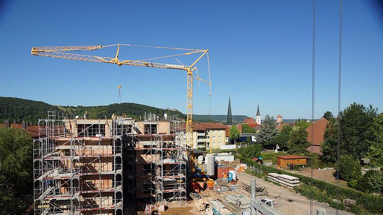 Das erste der beiden Gebäude soll zum 1. April des kommenden Jahres bezugsfertig sein.Foto: Arkadius Guzy