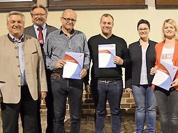 Die geehrten Mitglieder des Musikverein Rothenkirchen mit (von links) Kreisvorsitzendem Wolfgang Müller und Bürgermeister Hans Pietz sowie der Vorsitzenden Meike Steiger (Zweite von rechts)  Foto: K.- H. Hofmann