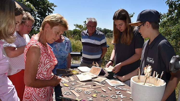 Die Anteilseigner zeigten sich beeindruckt von dem vielf&auml;ltigen Produktangebot der Sch&uuml;ler. Alicia K&uuml;fner und Elias Hammon sind mit den Ergebnissen sehr zufrieden.  Foto: Uschi Prawitz