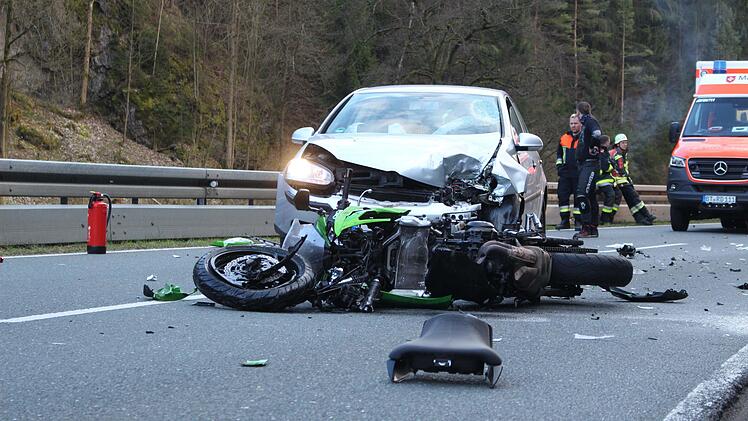 Eine Motorradfahrerin geriet in der Fränkischen Schweiz auf die Gegenfahrbahn und stieß frontal mit einem entgegenkommenden Auto zusammen.  Foto: NEWS5 / Holzheimer