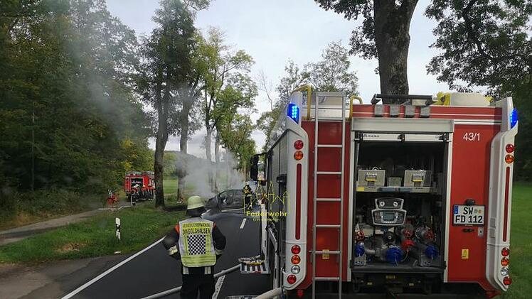 Unfall bei Michelau: Auto brennt komplett aus