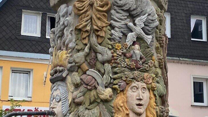 Die Göttin Demeter als Allegorie des Sommers auf dem Zinsfelder Brunnen in Kulmbach.