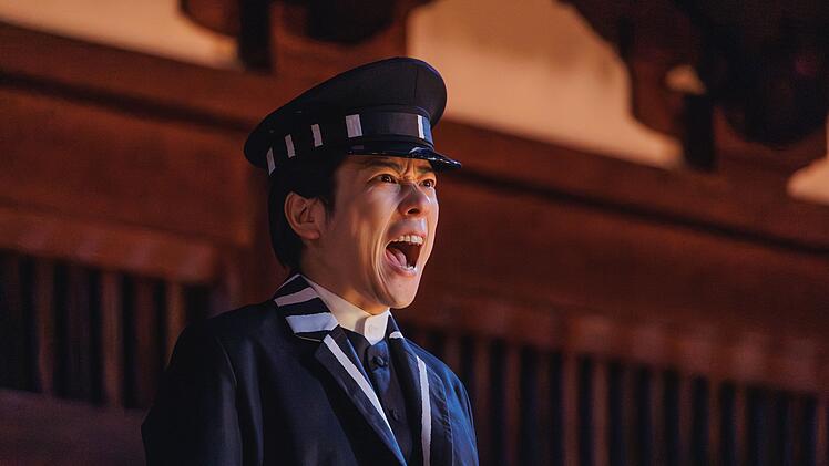 Enju (Kazunari Ninomiya) ist einer der Mitorganisatoren des Spiels auf Leben und Tod.