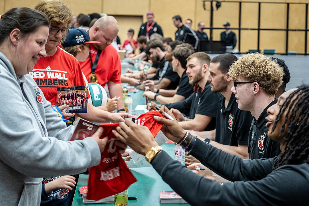 Freak City feiert seine Pokal-Helden.