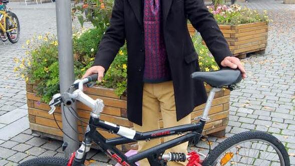 Andreas Voelckel hat für seinen Sohn Markus ein Mountainbike ersteigert.