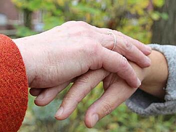 Ehrenamtliche Hospizhelfer spenden Sterbenden und ihren Angehörigen Trost. Foto: Benedikt Borst.