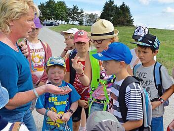 Auf dem Weg zur Kissinger Hütte wurde vieles bestaunt und begutachtet, so auch die anthrazitfarbenen Steine am Boden. Alexandra Metz hält hier welche in der Hand. Natürlich wussten die Kinder, dass es sich dabei um Basaltsteine handelt. Fotos: Kathrin Kupka-Hahn