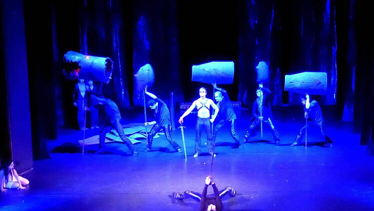 Die Deutsche Tanzkompanie Neustrelitz gastierte im Bad Kissinger Kurtheater mit einer Adaption der Nibelungen-Saga, hier eine Szene, in der Siegfried am Burgunderhof auftritt. Foto: Gerhild Ahnert