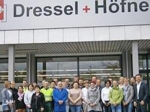 Geschäftsführung und Mitarbeiter der Dressel + Höfner GmbH & Co. KG in Neustadt vor dem neuen Montagewerk  Foto: Eva Räder