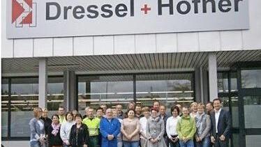 Geschäftsführung und Mitarbeiter der Dressel + Höfner GmbH & Co. KG in Neustadt vor dem neuen Montagewerk  Foto: Eva Räder