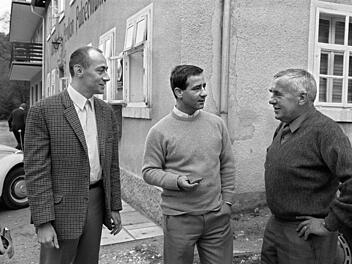 Die ersten Literaten sind zur Tagung der "Gruppe 47" am 5. Oktober 1967 vor der Pulvermühle in Waischenfeld/Oberfranken eingetroffen:  Klaus Röhler, Günter Herburger und der Vorsitzende der Gruppe, Hans Werner Richter (v. l.)Archiv, dpa.