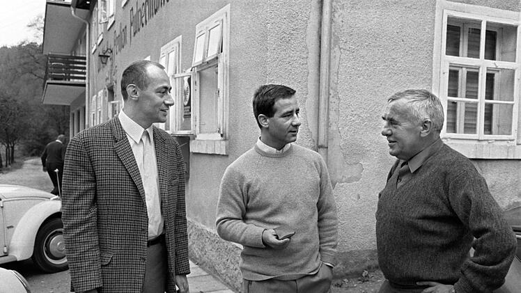 Die ersten Literaten sind zur Tagung der "Gruppe 47" am 5. Oktober 1967 vor der Pulvermühle in Waischenfeld/Oberfranken eingetroffen:  Klaus Röhler, Günter Herburger und der Vorsitzende der Gruppe, Hans Werner Richter (v. l.)Archiv, dpa.