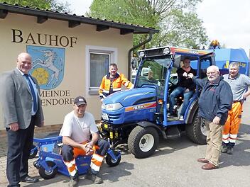 Freuten sich über den neuen Mehrzwecktraktor (von links): Bürgermeister Ralf Holzmann, die Bauhofmitarbeiter Christian Burdich und Thomas Spörl, VG-Mitarbeiterin Tatjana Friedlein, Dietmar Frankenberger von der Lieferfirma und Bauhofleiter Helmut Wunder Foto: Klaus-P. Wulf