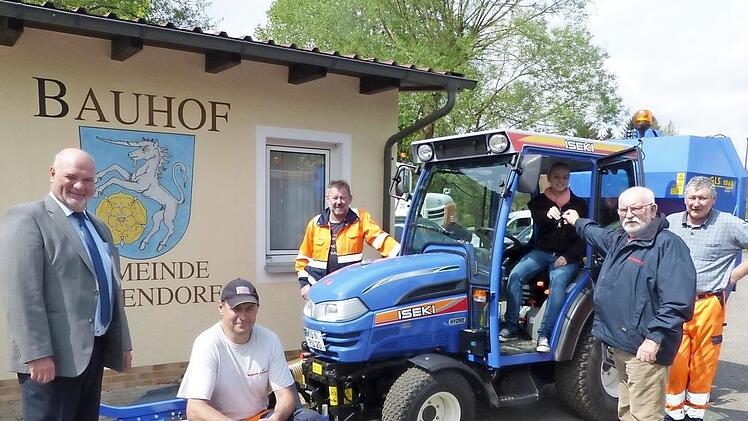 Freuten sich über den neuen Mehrzwecktraktor (von links): Bürgermeister Ralf Holzmann, die Bauhofmitarbeiter Christian Burdich und Thomas Spörl, VG-Mitarbeiterin Tatjana Friedlein, Dietmar Frankenberger von der Lieferfirma und Bauhofleiter Helmut Wunder Foto: Klaus-P. Wulf