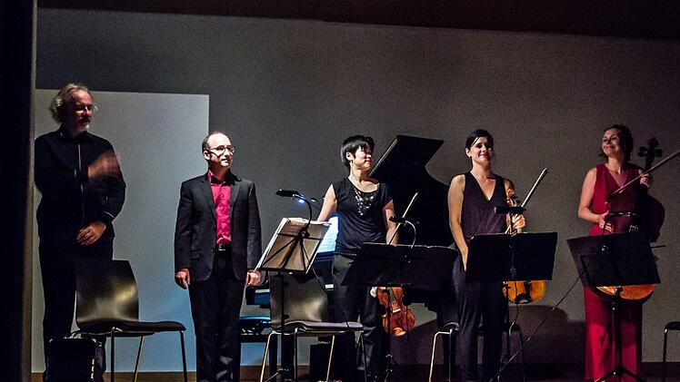 Faszinierende Kombination: Gemeinsam mit dem Bandoneon-Virtuosen Kostas Raptis musizierte das Flex Ensemble in Coburg. Zur Musik präsentierte Tosh Leykum Video-Sequenzen.Foto: Jochen Berger