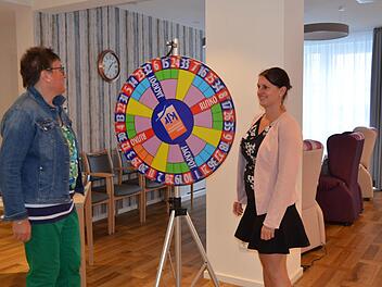 Sigrun Wagner (l.) und Carina G&uuml;gel (Tagespflege BRK) feierten gemeinsam mit Besuchern und Mietern das erste Forchheimer Katharinenfest. Fotos: Sonja Hoffmann