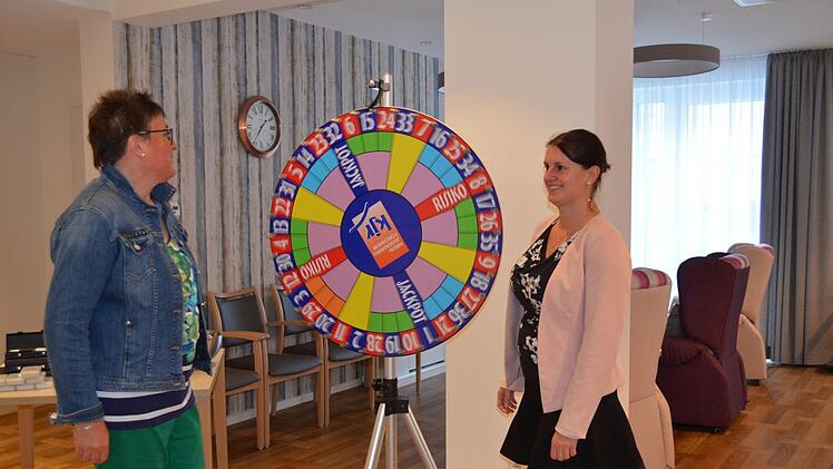 Sigrun Wagner (l.) und Carina G&uuml;gel (Tagespflege BRK) feierten gemeinsam mit Besuchern und Mietern das erste Forchheimer Katharinenfest. Fotos: Sonja Hoffmann