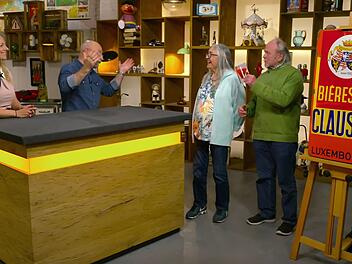 Horst Lichter spielte in der Montagsausgabe der ZDF-Trödelshow "Bares für Rares" die Rolle des Vermittlers. Denn der Verkäufer wollte viel mehr für sein rostiges Reklameschild, als Expertin Annika Raßbach geschätzt hatte. Die Händlerkarte nahm er letztlich dennoch an - um im Händlerraum weiter zu feilschen ...